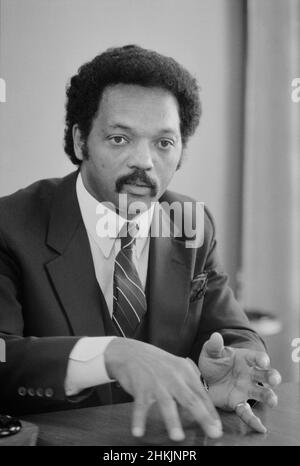 I diritti civili e l'attivista politico Jesse Jackson, ritratto a metà seduta durante l'intervista, Warren K. Leffler, US News & World Report Magazine Collection, 1 luglio 1983 Foto Stock