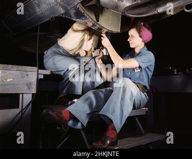 Due donne al lavoro su Bomber, Douglas Aircraft Company, Long Beach, California, USA, Alfred T. Palmer, U.S. Office of War Information, ottobre 1942 Foto Stock