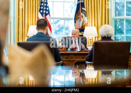 Il Presidente Joe Biden incontra i consiglieri prima di una telefonata al Presidente della Camera Nancy Pelosi (D-Calif.) e al leader della maggioranza del Senato Chuck Schumer (D-N.Y.) per discutere il tetto del debito, martedì 16 novembre 2021, presso l'Ufficio ovale. (Foto ufficiale della Casa Bianca di Cameron Smith) Foto Stock