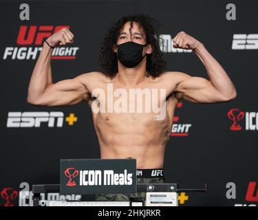 Las Vegas, Stati Uniti. 04th Feb 2022. LAS VEGAS, NV - FEBBRAIO 4: Bryan Battle Steps on the scale for the official weight at the UFC Apex for UFC Vegas 47 - Hermansson vs Strickland - Weight-in on February 4, 2022 in LAS VEGAS, Stati Uniti. (Foto di Louis Grasse/PxImages) Credit: PX Images/Alamy Live News Foto Stock