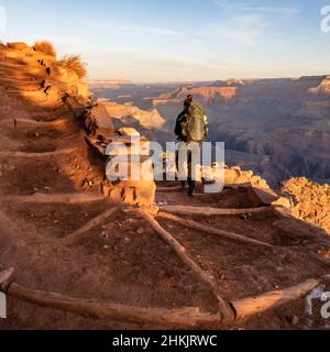 L'escursionista si dirigerà verso il fondo del Grand Canyon lungo il South Kaibab Trail Switchback Foto Stock