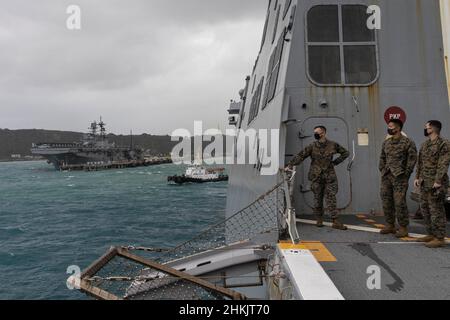 I Marines degli Stati Uniti con la 31st Marine Expeditionary Unit (MEU), guardano a bordo della USS Greenbay (LPD 20) durante la sua partenza dalla base navale White Beach, Okinawa, Giappone, 23 gennaio 2022. Il MEU 31st opera a bordo delle navi dello Squadrone anfibio 11 nell'area operativa della flotta del 7th per migliorare l'interoperabilità con alleati e partner e fungere da forza di reazione pronta a difendere la pace e la stabilità nella regione Indo-Pacific. (STATI UNITI Foto del corpo marino di Sgt. Danny Gonzalez) Foto Stock