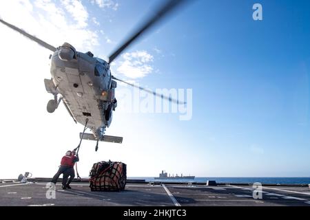 220202-N-PH222-1664 SOUTH CHINA SEA (FEB 2, 2022) i marinai partecipano ad un rifornimento verticale con un elicottero MH-60s Sea Hawk, assegnato ai "Blackjack" di Helicopter Sea Combat Squadron (HSC) 21, e di rifornimento di flotta Oiler USNS Guadalupe (T-AO 200), dal ponte di volo a bordo della nave da combattimento litoranea variante Independence USS Charleston (LCS 18). Charleston, parte di Destroyer Squadron (DESRON) 7, è in fase di implementazione rotazionale nell'area operativa della flotta USA 7th per migliorare l'interoperabilità con i partner e fungere da forza di risposta pronta a supporto di un indoPAC libero e aperto Foto Stock