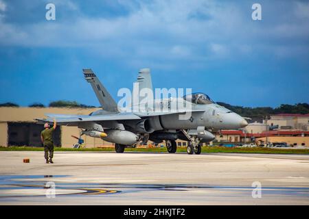 CPL del corpo marino degli Stati Uniti. Cameron Sousa, un meccanico potente con Marine Fighter Attack Squadron 112, guida un F/A-18C Hornet Aircraft alla Andersen Air Force base, Guam, 25 gennaio 2022. I Marines con VMFA-112 stanno effettuando un addestramento a livello di unità presso la base dell'aeronautica di Andersen come parte di un programma di trasferimento di addestramento dell'aviazione. (STATI UNITI Foto del corpo marino di Sgt. Booker T. Thomas III) Foto Stock