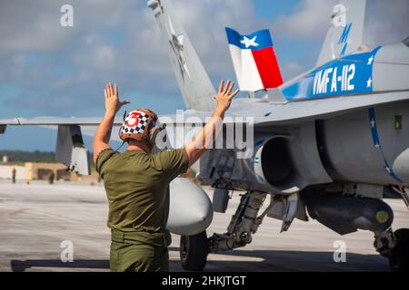 CPL del corpo marino degli Stati Uniti. Cameron Sousa, un meccanico potente con Marine Fighter Attack Squadron 112, guida un F/A-18C Hornet Aircraft alla Andersen Air Force base, Guam, 26 gennaio 2022. I Marines con VMFA-112 stanno effettuando un addestramento a livello di unità presso la base dell'aeronautica di Andersen come parte di un programma di trasferimento di addestramento dell'aviazione. (STATI UNITI Foto del corpo marino di Sgt. Booker T. Thomas III) Foto Stock