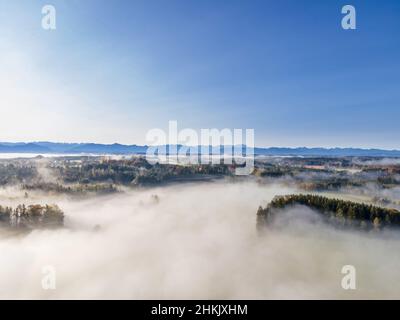 Nebbia sulle Prealpi bavaresi vicino a Bernried, foto con droni, Germania, Baviera, Oberbayern, Alta Baviera Foto Stock