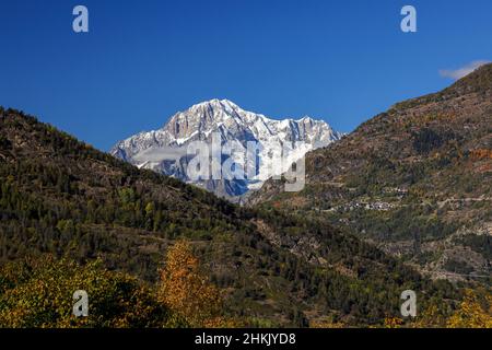 Massiccio del Monte Bianco, vista dalla strada SR23 nei pressi di Introd, Italia Foto Stock