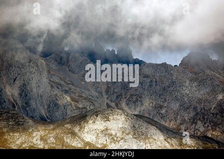 Paesaggio di montagna al Parco Nazionale Picos de Europa, Spagna, Cantabria, Paesi Baschi, Parco Nazionale Picos De Europa Foto Stock