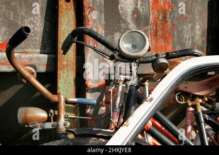 vecchie biciclette su una discarica, rottami di ferro Foto Stock