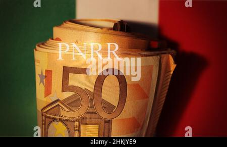 Euro denaro con il testo 'PNRR' concetto di aiuto finanziario da parte dell'Europa Foto Stock