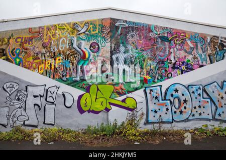 Graffiti con il titolo in mezzo, Street art, Germania, Assia, Cassel Foto Stock