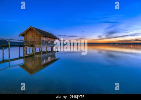Casa di barche al lago Ammer al tramonto, Germania, Baviera, Oberbayern, alta Baviera Foto Stock