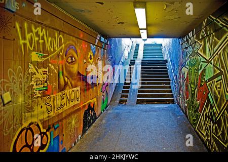 Sottopassaggio con pareti graffiti, Street art a Kassel, rue, Germania, Assia, Cassel Foto Stock