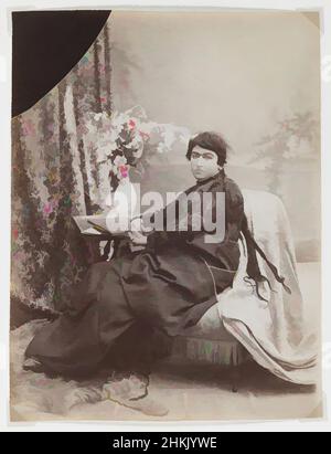 Arte ispirata da donne con trecce, Antoin Sevruguin, albume argento fotografia, fine 19th secolo, Qajar, Periodo Qajar, 9 1/4 x 6 3/16 pollici, 23,5 x 15,7 cm, 19th secolo, trecce, capelli, Iran, Medio Oriente, sfondo dipinto, Persia, fotografia, Qajar, studio, donna, opere classiche modernizzate da Artotop con un tuffo di modernità. Forme, colore e valore, impatto visivo accattivante sulle emozioni artistiche attraverso la libertà delle opere d'arte in modo contemporaneo. Un messaggio senza tempo che persegue una nuova direzione selvaggiamente creativa. Artisti che si rivolgono al supporto digitale e creano l'NFT Artotop Foto Stock