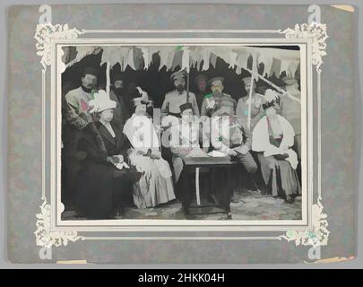 Arte ispirata dal generale Yanushkevich e dal console russo in un Garden Party dato dal principe ereditario persiano a Tabriz, una delle 274 fotografie d'epoca, gelatina argento stampa carta, 1916, Qajar, periodo Qajar, foto: 6 5/8 x 9 1/8 pollici, 16,8 x 23,2 cm;, Azerbaijan, bianco e nero, opere classiche modernizzate da Artotop con un tocco di modernità. Forme, colore e valore, impatto visivo accattivante sulle emozioni artistiche attraverso la libertà delle opere d'arte in modo contemporaneo. Un messaggio senza tempo che persegue una nuova direzione selvaggiamente creativa. Artisti che si rivolgono al supporto digitale e creano l'NFT Artotop Foto Stock