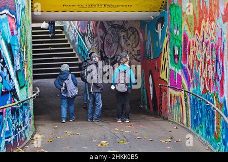 Sottopassaggio con pareti graffiti, Street art a Kassel, rue, Germania, Assia, Cassel Foto Stock