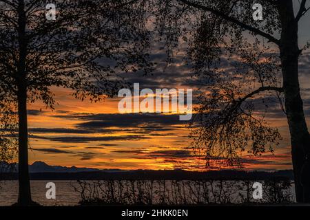 Sera bagliore sulle Alpi e Chiemsee, Germania, Baviera, lago Chiemsee Foto Stock
