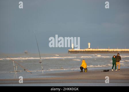 Pescatore nel Mare del Nord, Belgio, Fiandre Occidentali, Nieuwpoort Foto Stock