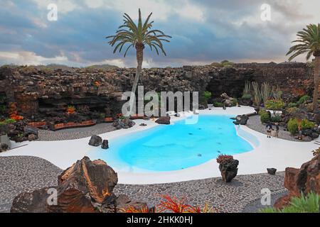 Jameos del Aqua, piscina in un tubo vulcanico, Punta Mujeres, Isole Canarie, Lanzarote Foto Stock