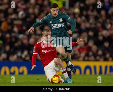 Manchester, Regno Unito. 5th Feb 2022. Marcus Tavernier (R) di Middlesbrough è affrontato da Luke Shaw del Manchester United durante la quarta partita di fa Cup inglese tra il Manchester United e Middlesbrough a Manchester, in Gran Bretagna, il 4 febbraio 2022. Credit: Xinhua/Alamy Live News Foto Stock