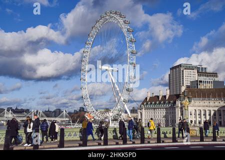 Londra, Regno Unito. 04th Feb 2022. Vista generale di un trafficato Westminster Bridge e del London Eye in una giornata di sole. Credit: SOPA Images Limited/Alamy Live News Foto Stock