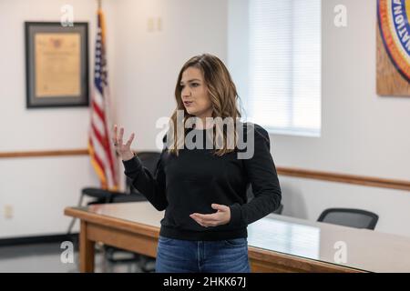 Burlington, Iowa, Stati Uniti. 4th Febbraio, 2022. L’ex Congresswoman Abby Finkenauer all’International Brotherhood of Electrical Workers (IBEW) locale sala sindacale 13 a Burlington, Iowa, USA, che ha condotto una campagna contro il senatore Chuck Grassley per le elezioni del Senato degli Stati Uniti del 2022. Credit: Keith Turrill/Alamy Live News. Foto Stock