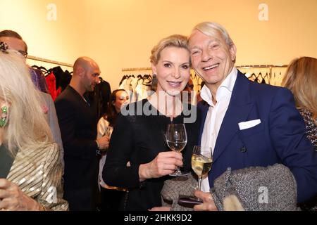 Grit Weiss und Jo Groebel Beim Opening Pop-up-Store von der Designerin Ella Deck Couture im Hanseviertel ad Amburgo am 02.02.2022 Foto Stock