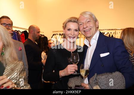 Grit Weiss und Jo Groebel Beim Opening Pop-up-Store von der Designerin Ella Deck Couture im Hanseviertel ad Amburgo am 02.02.2022 Foto Stock