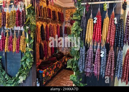 Negozio che vende churchkhela (cibo tradizionale georgiano, caramelle a forma di salsiccia), Tbilisi, Georgia Foto Stock