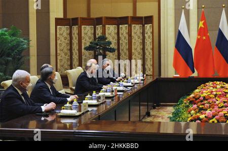 Pechino, Cina. 04th Feb 2022. Il presidente russo Vladimir Putin durante un incontro bilaterale con il presidente cinese Xi Jinping alla Diaoyutai state Guesthouse, 4 febbraio 2022 a Pechino, Cina. Putin è in visita in Cina per partecipare alle Olimpiadi in qualità di ospite del presidente cinese Xi Jinping. Credit: Mikhail Klimentyev/Kremlin Pool/Alamy Live News Foto Stock