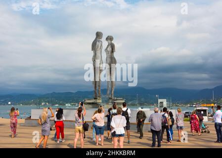 Facendo l'amore monumento, Ali & Nino, sulla costa del Mar Caspio, le figure si muovono l'una verso l'altra e si fondono in un pezzo ogni dieci minuti, Batu Foto Stock