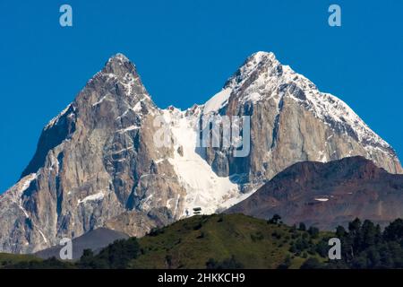 Paesaggio di vette innevate nella montagna del Caucaso, Mestia, Svaneti regione, Georgia Foto Stock