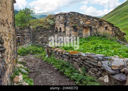 Casa di pietra di Svan nella montagna del Caucaso, Ushguli, regione di Svaneti, Georgia Foto Stock