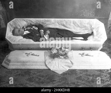 Un ragazzo adolescente defunto è disposto nella sua bara, ca. 1927. Foto Stock