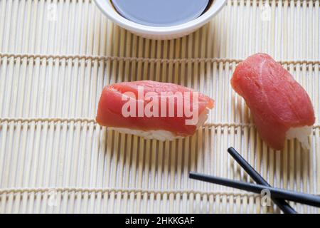 Primo piano di cucina giapponese nigiri sushi set Foto Stock