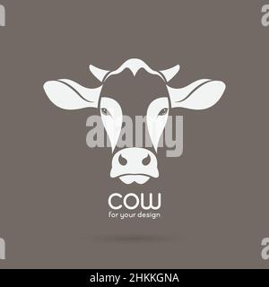 Immagine vettoriale di un disegno di testa di vacca su sfondo marrone, logo di vacca vettoriale. Animali da fattoria. Illustrazione vettoriale a livelli facilmente modificabile. Illustrazione Vettoriale