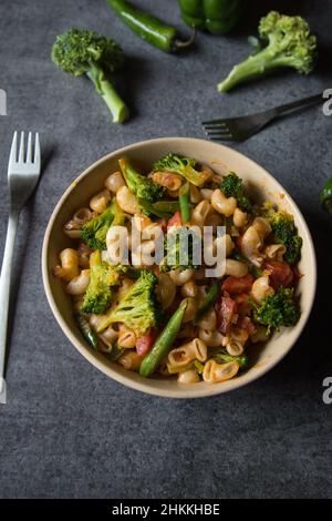 Viene servita la famosa pasta di macaroni, cucinata in salsa. Foto Stock