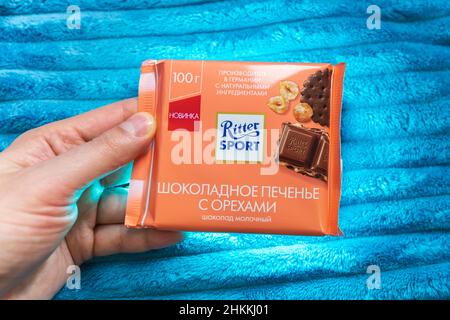 Tyumen, Russia-23 dicembre 2021: Biscotti al cioccolato Ritter sport con noci, cioccolato al latte. Foto Stock