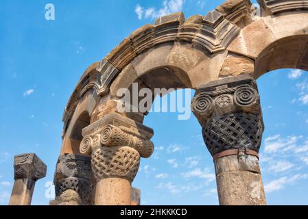La Cattedrale di Zvartnots, una cattedrale armena di tipo tetraconico, progettata centralmente nel VII secolo, ora in rovina, sito patrimonio dell'umanità dell'UNESCO, Vagharshapat Foto Stock
