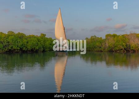 Una barca nelle acque dell'Arcipelago di Lamu Foto Stock