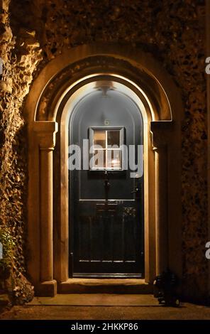 porta d'ingresso della casa, ristrutturato edificio medievale parte di antica abbazia, bury st edmunds, suffolk inghilterra Foto Stock