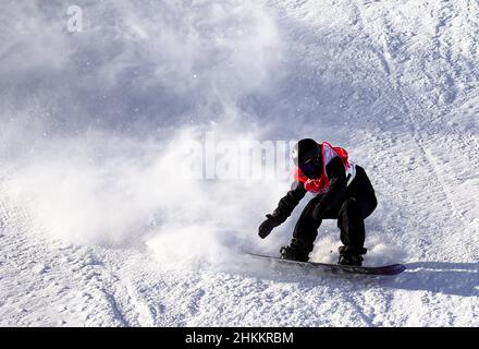 Zhangjiakou, la provincia cinese di Hebei. 5th Feb 2022. Rong GE della Cina compete durante la qualificazione femminile di snowboard slopestyle al Genting Snow Park di Zhangjiakou, nella provincia di Hebei della Cina settentrionale, il 5 febbraio 2022. Credit: Xu Chang/Xinhua/Alamy Live News Foto Stock