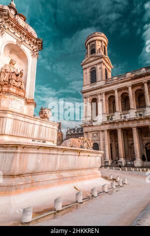 La Chiesa di Saint-Sulpice è una chiesa cattolica romana sul lato est di Place Saint-Sulpice, nel quartiere Latino del 6th circondario. Foto Stock