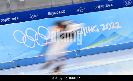Pechino, Cina. 05th Feb 2022. Olimpiadi, pattinaggio di velocità nella National Speed Skating Hall "The Ice Ribbon". Un velociskater che si allena oltre 5000m. Credit: Peter Kneffel/dpa/Alamy Live News Foto Stock