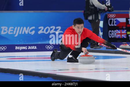 Pechino, Cina. 5th Feb 2022. Ling Zhi della Cina compete durante il curling misto raddoppia round robin evento delle Olimpiadi invernali di Pechino 2022 tra la Cina e gli Stati Uniti al National Aquatics Center di Pechino, capitale della Cina, 5 febbraio 2022. Credit: Wang Jingqiang/Xinhua/Alamy Live News Foto Stock