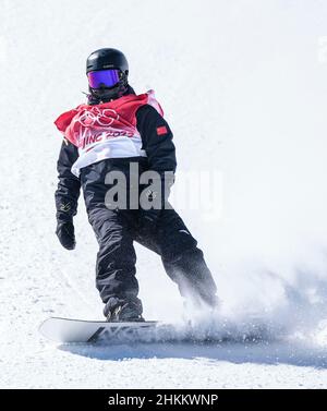 Zhangjiakou, la provincia cinese di Hebei. 5th Feb 2022. Rong GE della Cina compete durante la qualificazione femminile di snowboard slopestyle al Genting Snow Park di Zhangjiakou, nella provincia di Hebei della Cina settentrionale, il 5 febbraio 2022. Credit: Xue Yubin/Xinhua/Alamy Live News Foto Stock