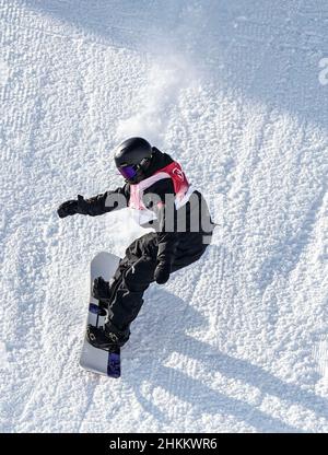 Zhangjiakou, la provincia cinese di Hebei. 5th Feb 2022. Rong GE della Cina compete durante la qualificazione femminile di snowboard slopestyle al Genting Snow Park di Zhangjiakou, nella provincia di Hebei della Cina settentrionale, il 5 febbraio 2022. Credit: Xue Yubin/Xinhua/Alamy Live News Foto Stock