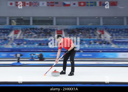 Pechino, Cina. 5th Feb 2022. Ling Zhi della Cina compete durante il curling misto raddoppia round robin evento delle Olimpiadi invernali di Pechino 2022 tra la Cina e gli Stati Uniti al National Aquatics Center di Pechino, capitale della Cina, 5 febbraio 2022. Credit: Wang Jingqiang/Xinhua/Alamy Live News Foto Stock