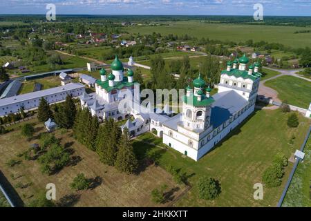Vista dei templi del monastero Nikolo-Vyazhishchskij in una giornata di giugno soleggiata (sparando da un quadricottero). Vyazhishchi. Regione di Novgorod, Russia Foto Stock