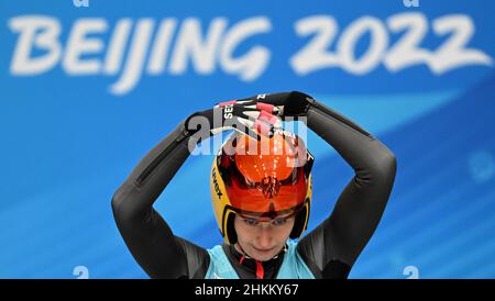 Yanqing, Cina. 05th Feb 2022. Olimpiadi, luge, formazione presso il National Sliding Center. Julia Taubitz dalla Germania si prepara per il via. Credit: Robert Michael/dpa-Zentralbild/dpa/Alamy Live News Foto Stock